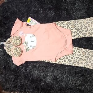 Adorable  Cat Print Baby One Piece Set. Brand New With Tags & Hanger.